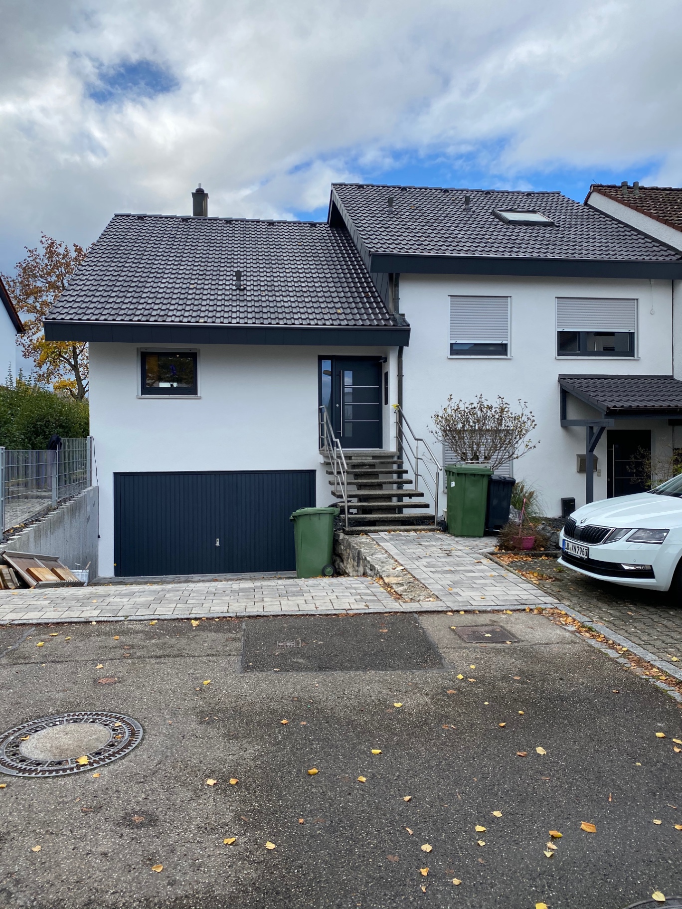 Dachbeschichtung Ludwigsburg – Doppelhaushälfte mit neu beschichtetem Dach