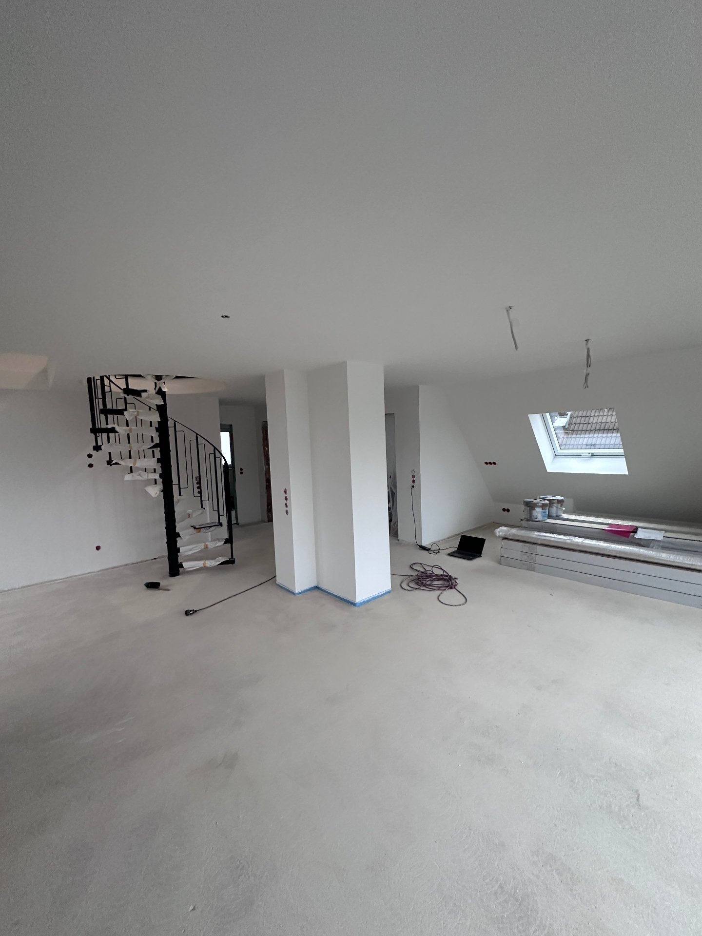 Großzügiger Wohnraum nach Innenausbau mit Wendeltreppe