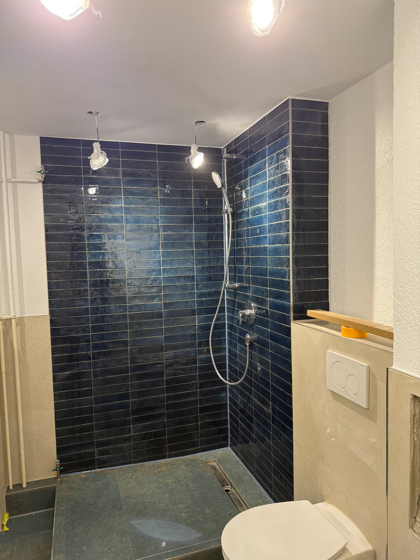 Modernes Bad mit blauen Wandfliesen und Walk-in-Dusche