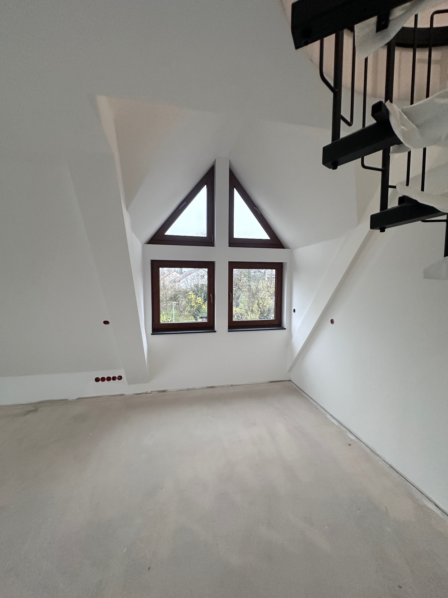 Dachgeschoss-Ausbau – Spitzgaube mit neuen Fenstern