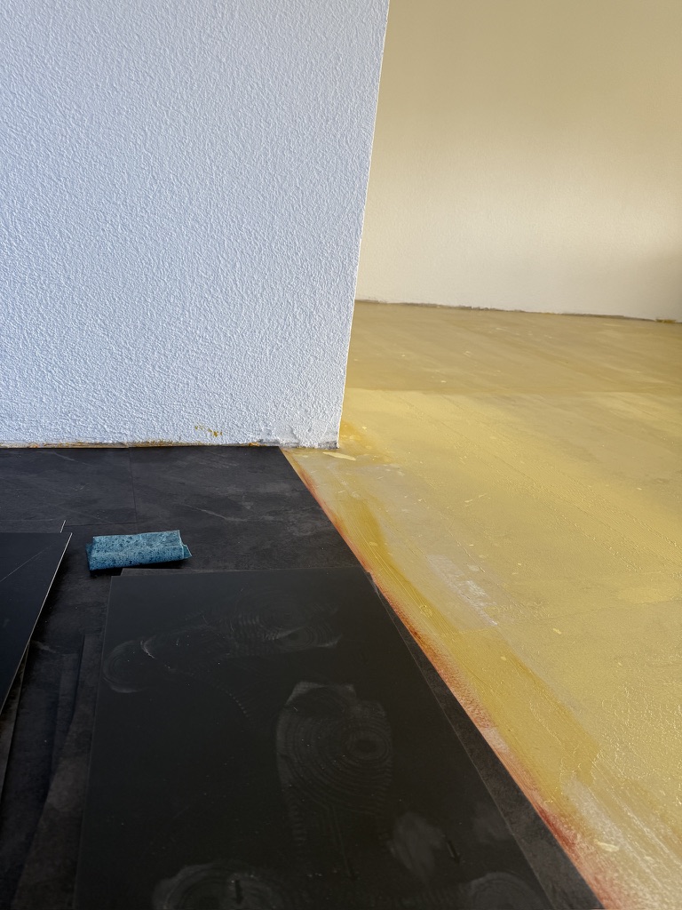 Designboden-Verlegung – Übergang zur Grundierung