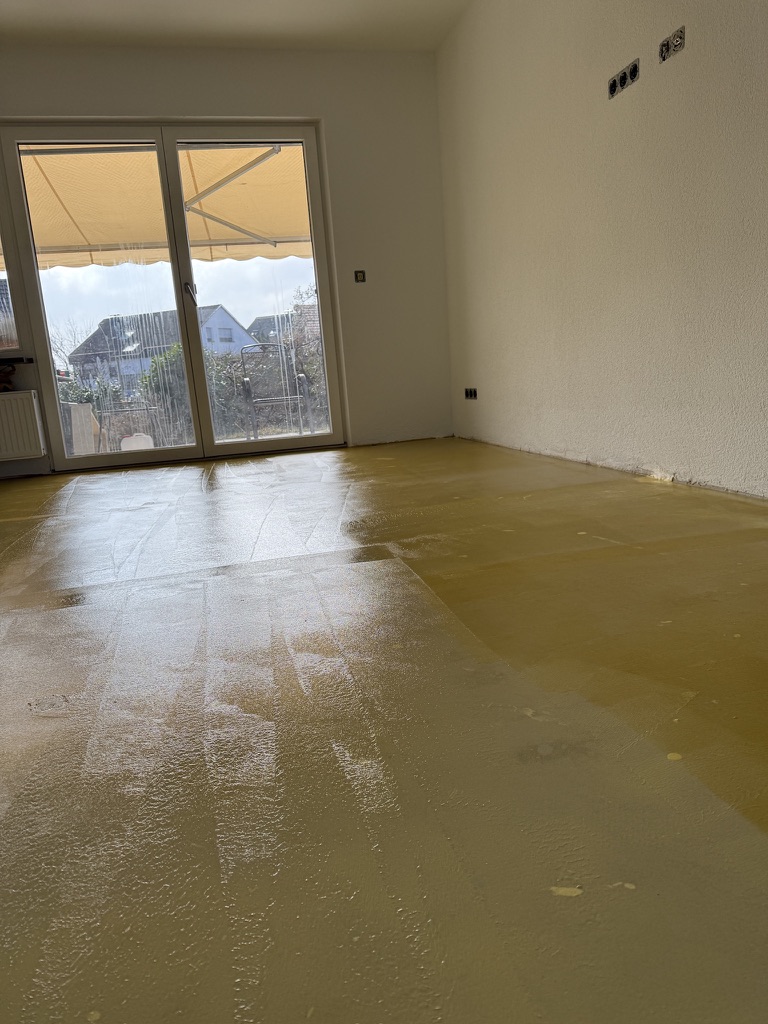 Vorbereiteter Untergrund mit Haftgrund vor Bodenverlegung