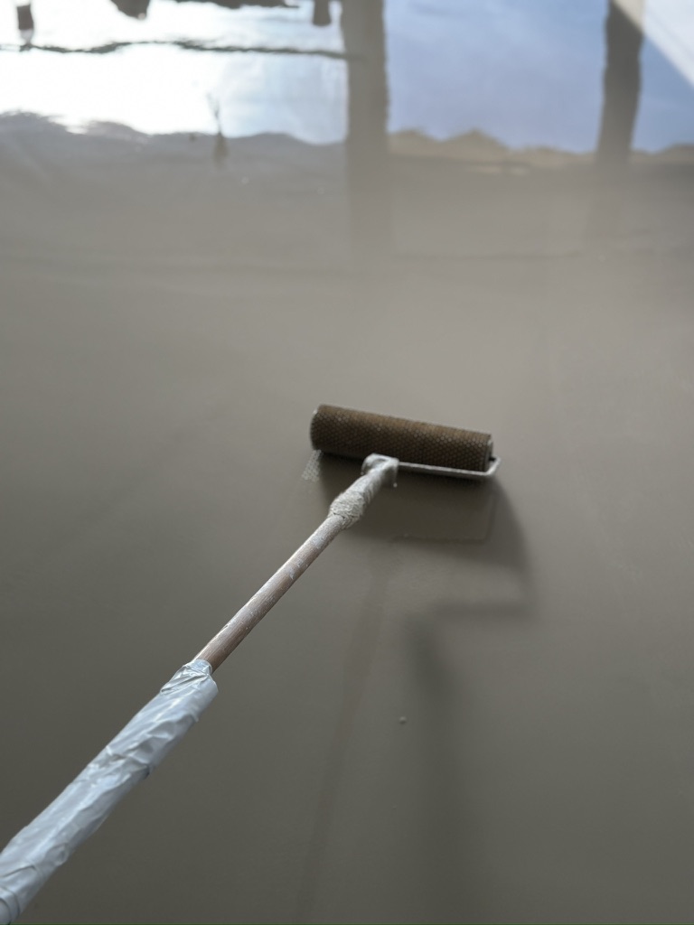 Spachtelmasse auf Boden mit Egalisationsroller