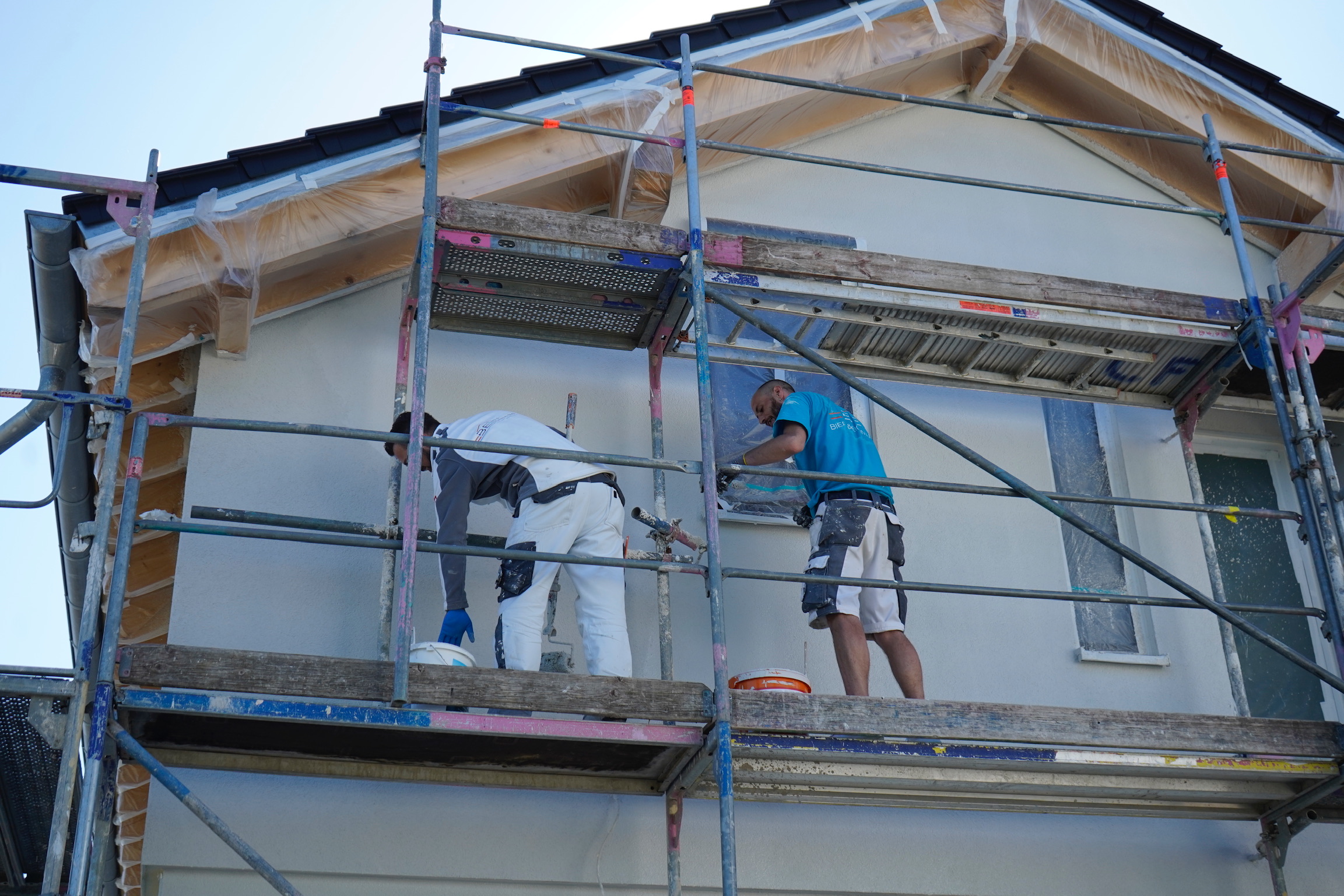 Malerarbeit – Innenraum mit frisch gestrichener Wand